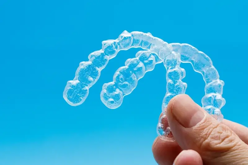 Invisalign a zwykły aparat?